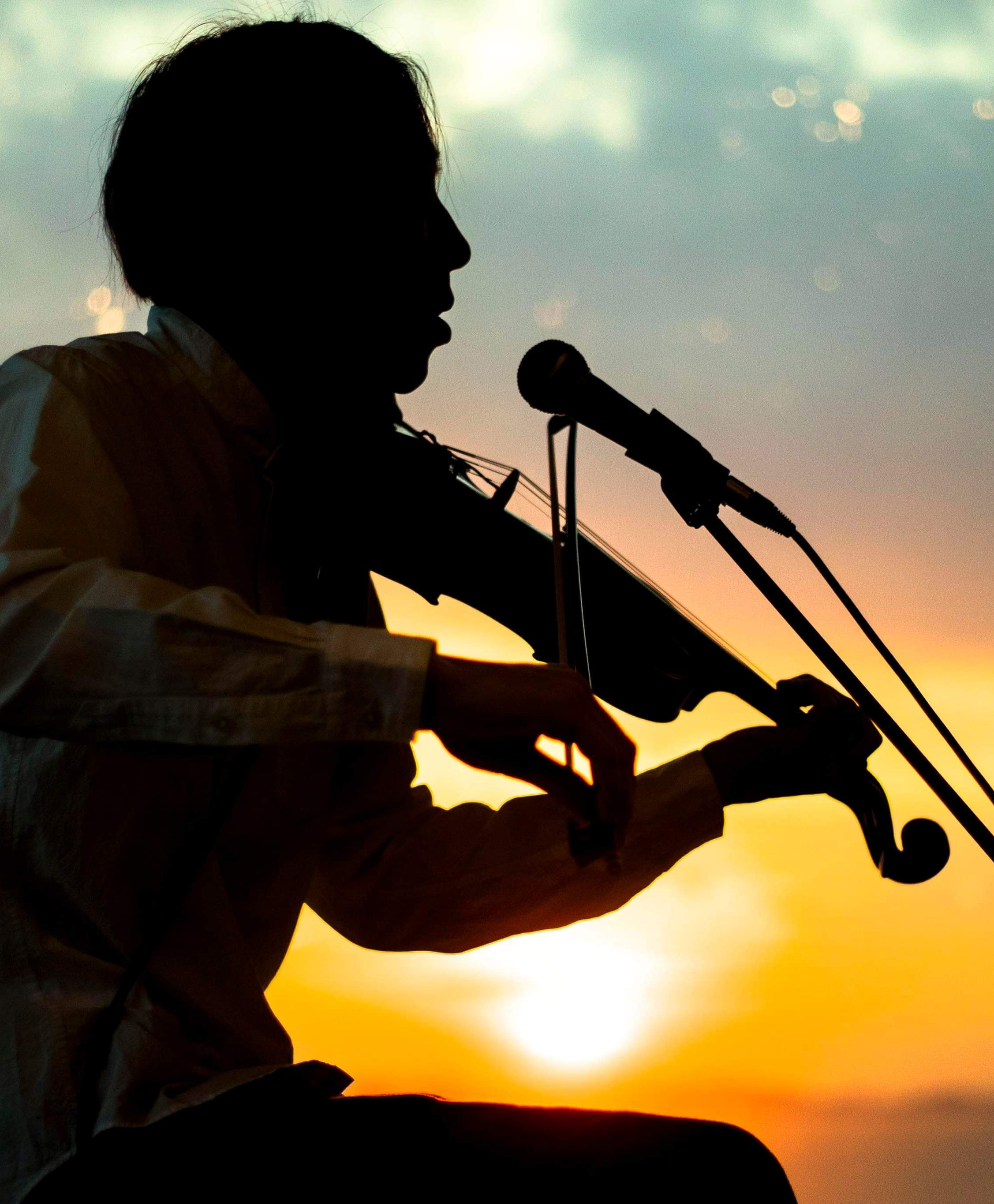 夕刻のヴァイオリン弾き サンセット Fiddler in the Twilight tells the sunset time